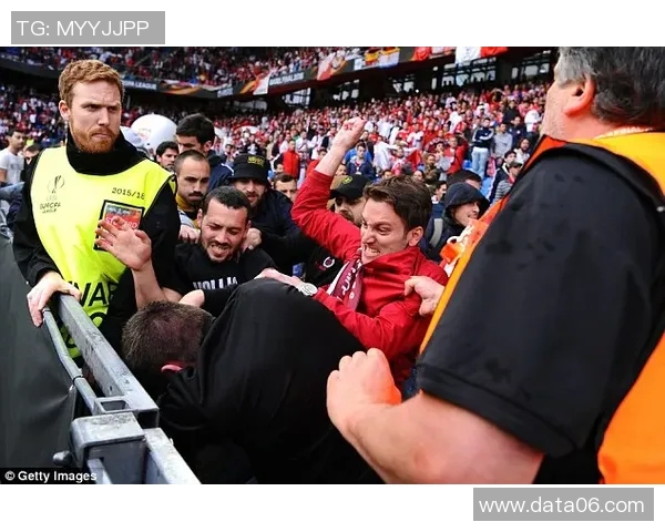 利物浦抢先进入欧联杯决赛,球迷狂欢场面火爆 利物浦抢先进入欧联杯决赛,球迷狂欢场面火爆